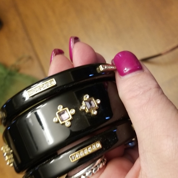 Set of three black bangle bracelets - Picture 5 of 6